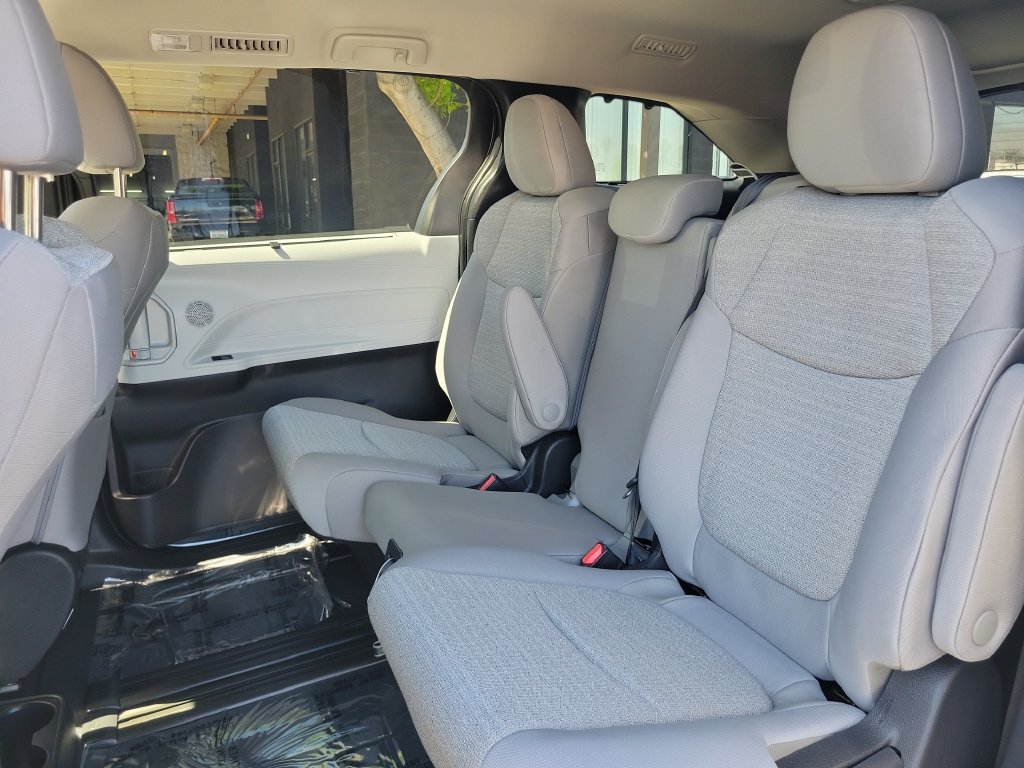 Used 2026 Toyota Sienna LE FWD image 15
