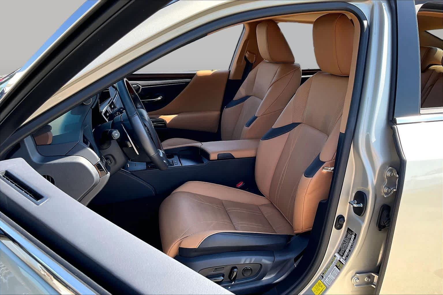 Used 2024 Lexus ES 300h Ultra Luxury w/ Accessory Package (Z2) FWD image 7