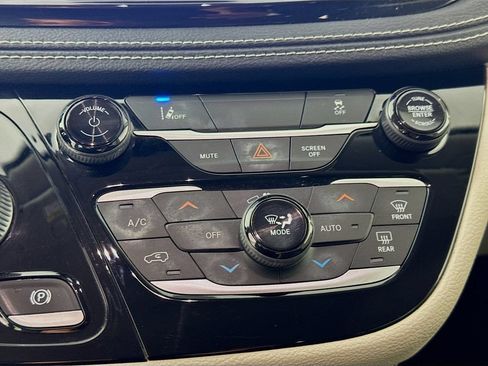 Used 2022 Chrysler Pacifica Touring-L FWD image 18