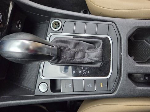 Used 2019 Volkswagen Jetta SE w/ Cold Weather Package FWD image 19