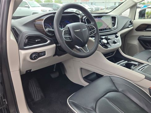 Used 2023 Chrysler Pacifica Limited w/ Uconnect Theater Family Group AWD/4WD image 26