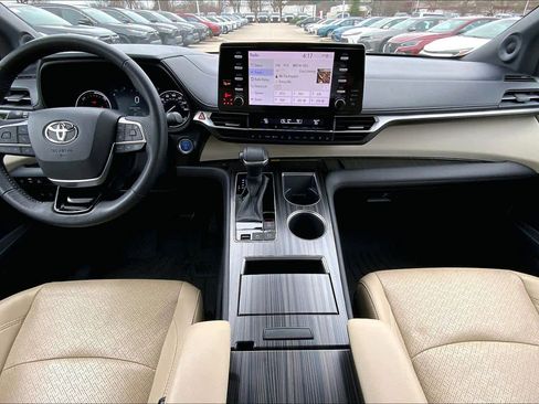Used 2021 Toyota Sienna Limited image 16