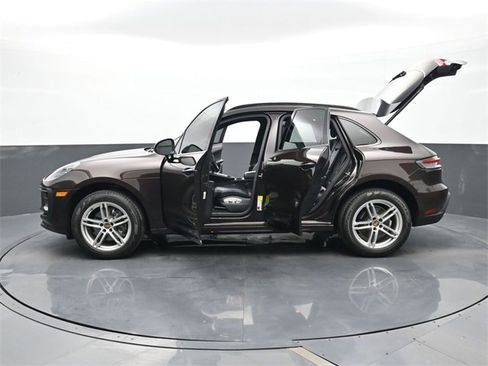 Certified 2022 Porsche Macan image 30