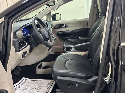 Used 2024 Chrysler Pacifica Touring-L image 9