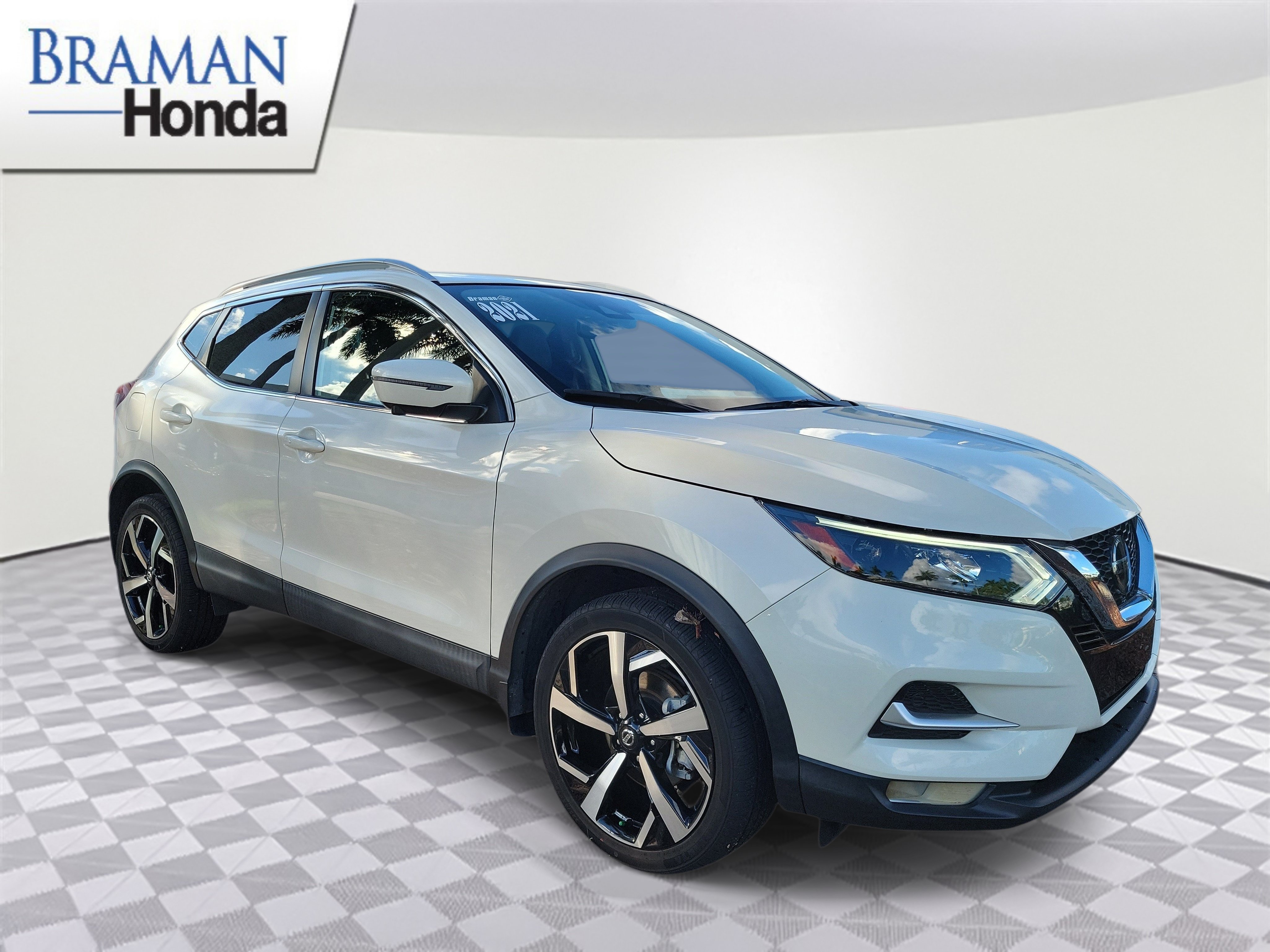 Used 2021 Nissan Rogue Sport SL w/ Premium Package FWD image 2