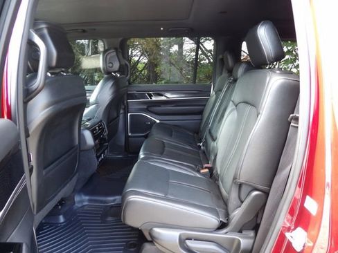 Used 2024 Jeep Wagoneer 4WD w/ Premium Group I image 10