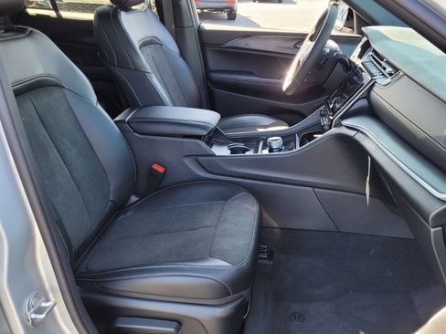 New 2025 Jeep Grand Cherokee Altitude image 12