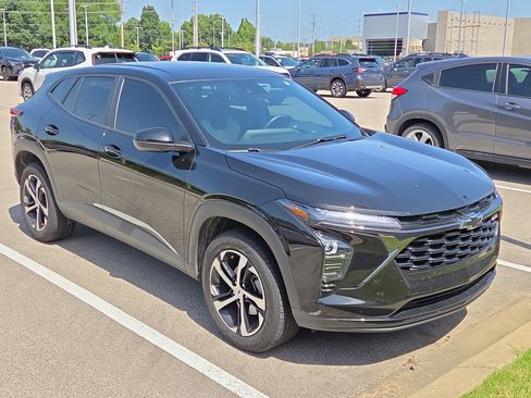 Used 2025 Chevrolet Trax RS w/ Driver Confidence Package FWD image 2
