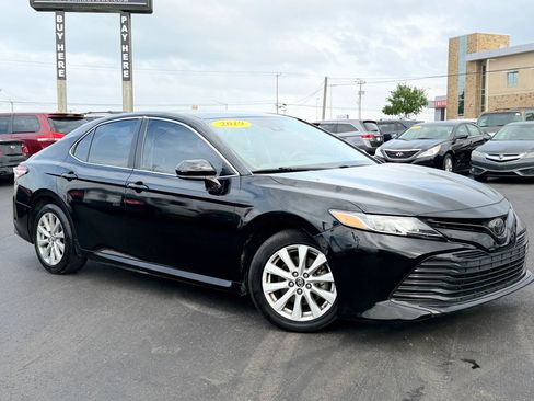 Used 2019 Toyota Camry LE image 2