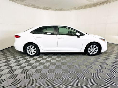 Used 2021 Toyota Corolla LE FWD image 2
