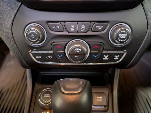 Used 2022 Jeep Cherokee Latitude Lux w/ Sun & Sound Group AWD/4WD image 22