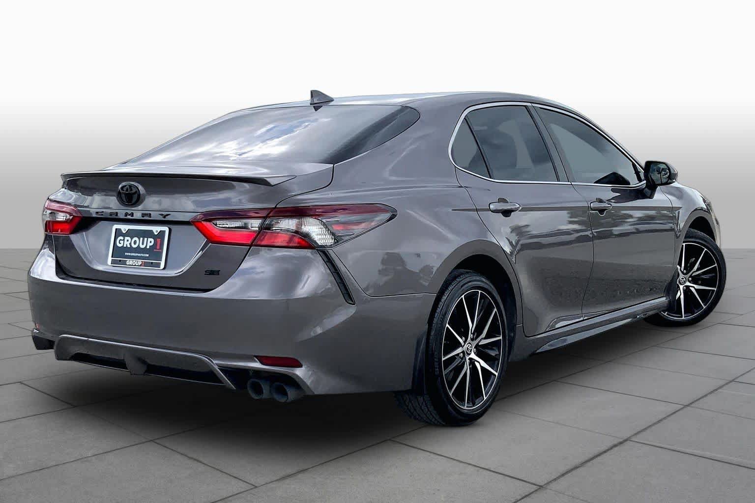 Used 2022 Toyota Camry SE FWD image 13