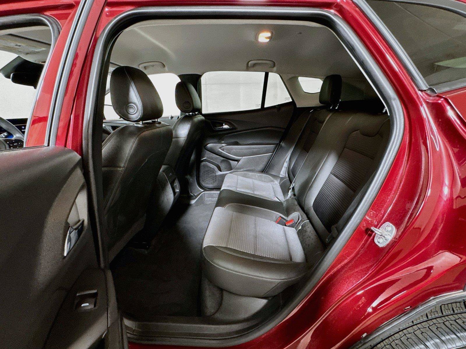 Used 2025 Chevrolet Trax LT FWD image 20