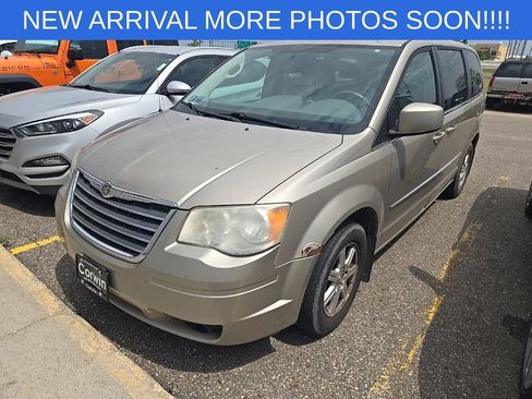 Used 2009 Chrysler Town & Country Touring FWD image 3