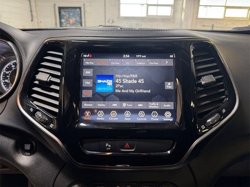 Used 2019 Jeep Cherokee Limited image 17