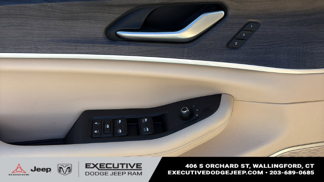 Used 2022 Jeep Grand Cherokee Limited AWD/4WD image 9