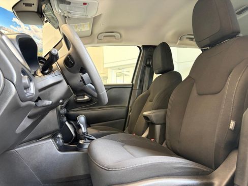 Used 2023 Jeep Renegade Latitude AWD/4WD image 12