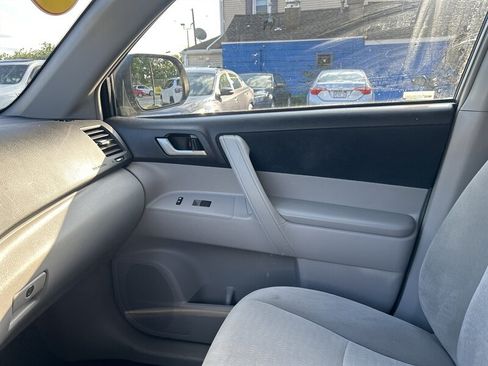 Used 2012 Toyota Highlander 4WD w/ Tech Pkg image 12