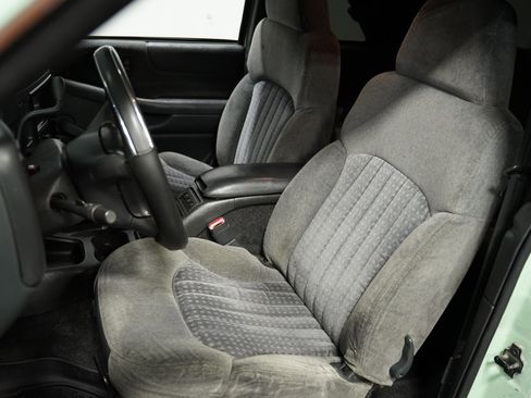 Used 2001 Chevrolet Blazer LS image 35
