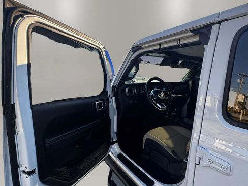 Used 2020 Jeep Wrangler Unlimited Sahara AWD/4WD image 17