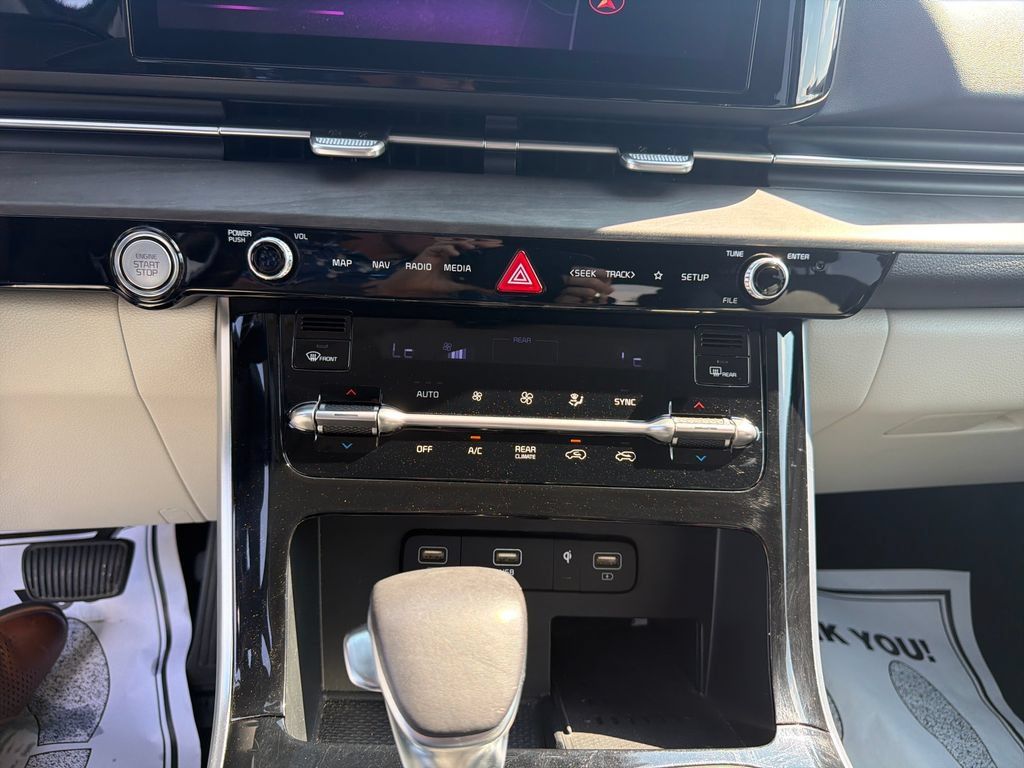 Used 2023 Kia Carnival EX FWD image 19
