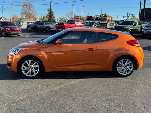 Used 2016 Hyundai Veloster Base image 4