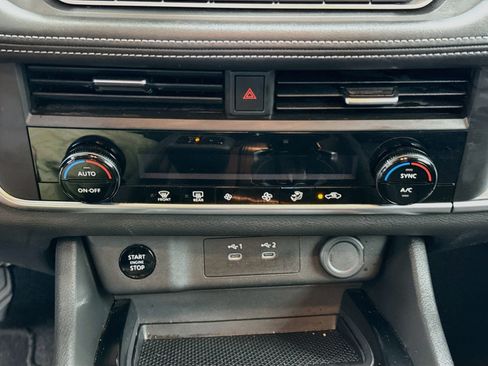 Used 2025 Nissan Rogue SV FWD image 23