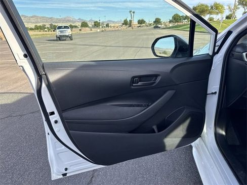 Used 2022 Toyota Corolla LE image 9