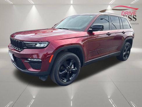 Used 2023 Jeep Grand Cherokee Limited w/ Black Appearance Package AWD/4WD image 4