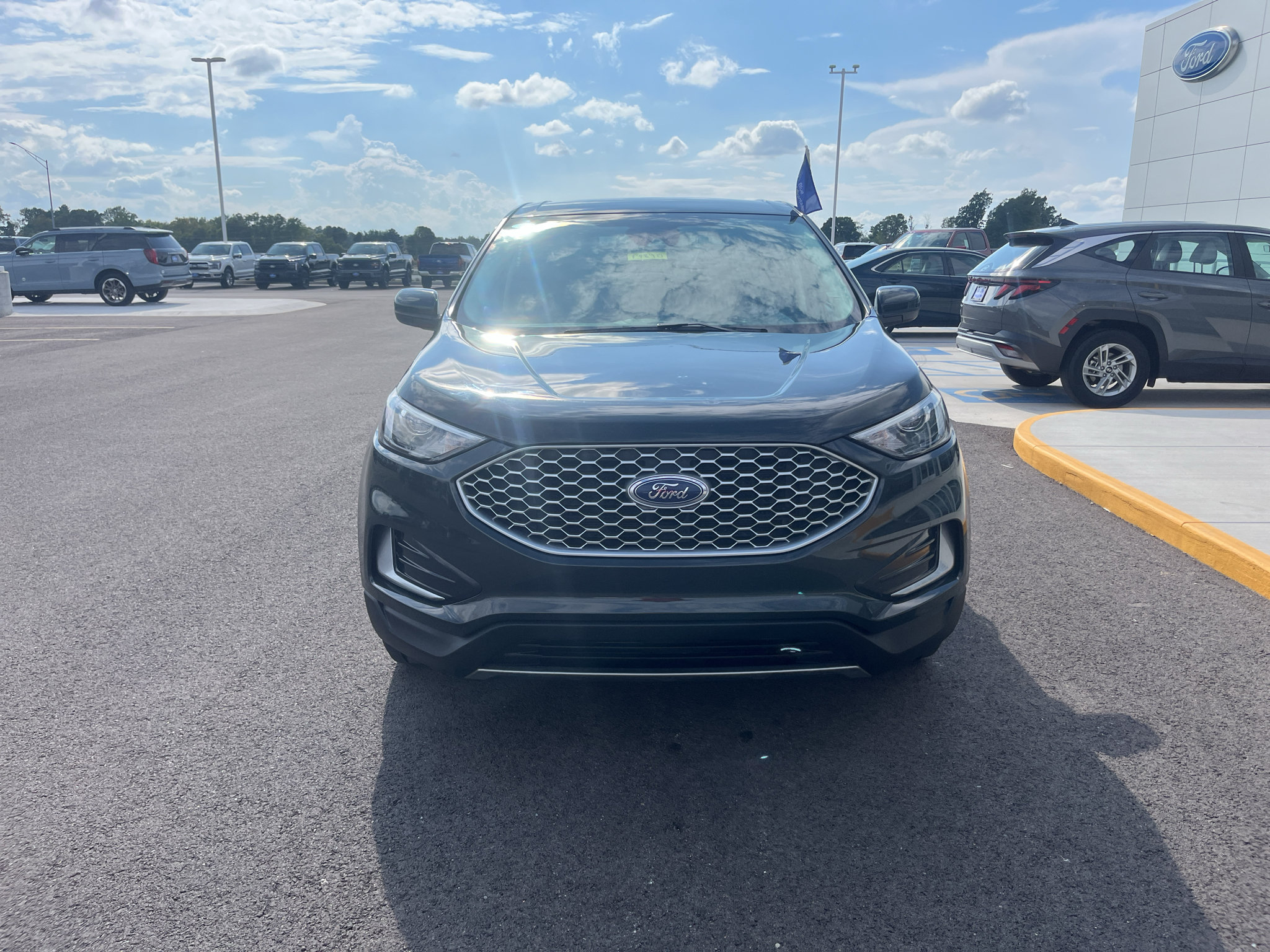 Used 2024 Ford Edge SEL AWD/4WD image 2