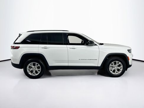 Used 2023 Jeep Grand Cherokee Limited w/ Trailer Tow Prep Group (B) AWD/4WD image 4