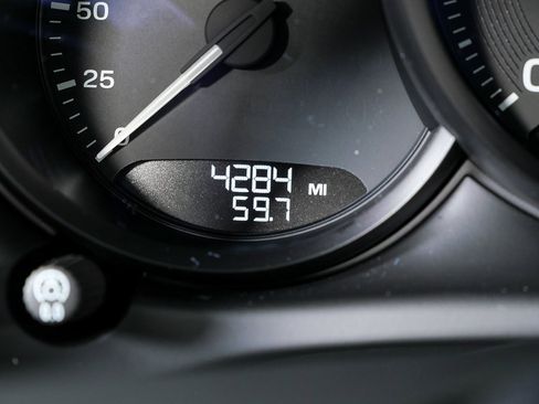 Certified 2025 Porsche Macan AWD image 32