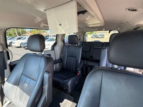 Used 2014 Chrysler Town & Country Touring-L w/ Driver Convenience Group FWD image 34