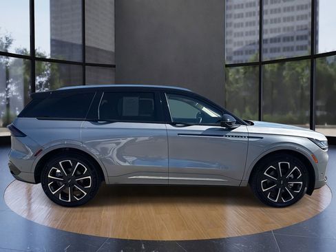 Used 2024 Lincoln Nautilus Reserve w/ Equipment Group 202A image 2