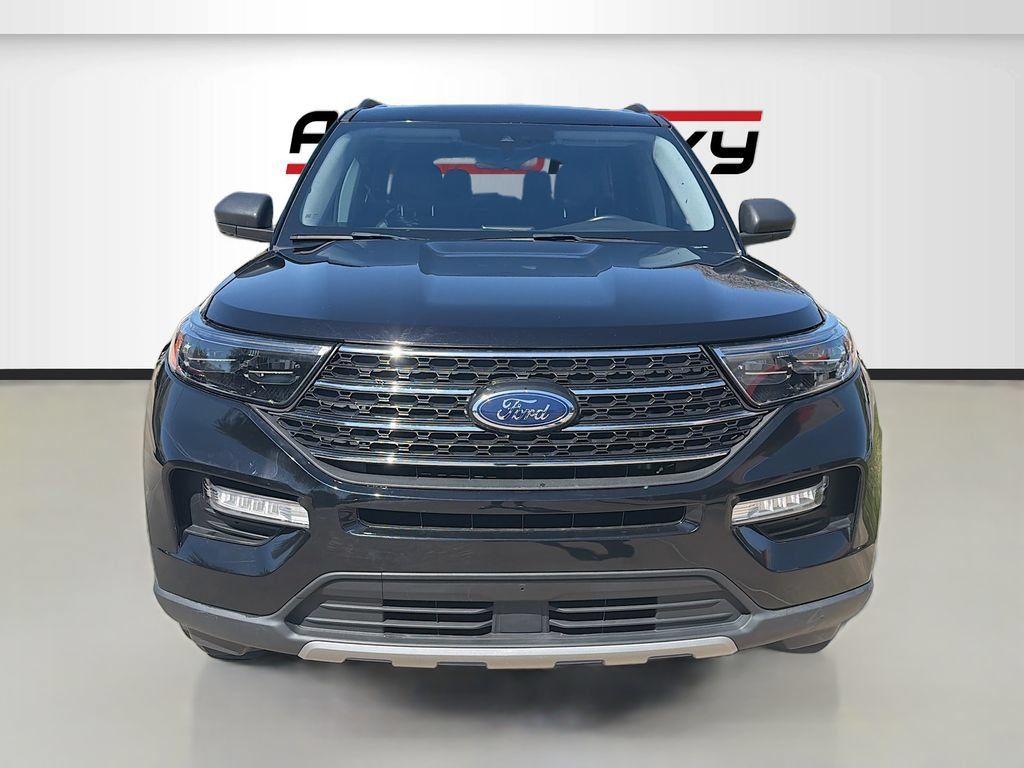 Used 2022 Ford Explorer XLT w/ Equipment Group 202A AWD/4WD image 2