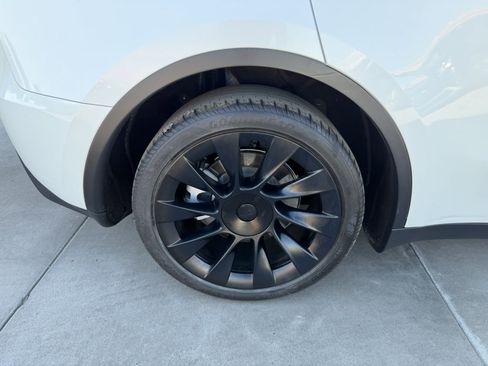 Used 2024 Tesla Model Y 2WD image 15