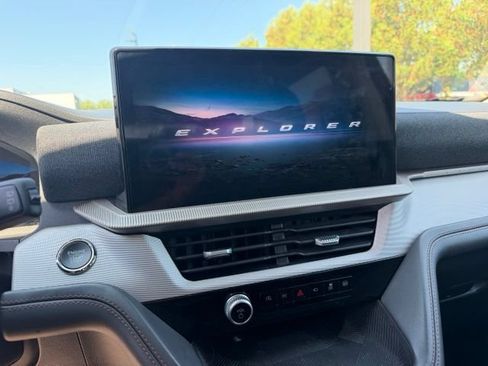 Used 2025 Ford Explorer Active AWD/4WD image 6