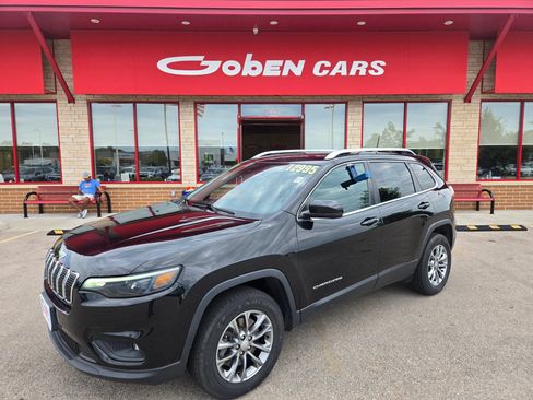 Used 2019 Jeep Cherokee Latitude Plus w/ Cold Weather Group AWD/4WD image 1