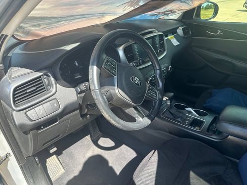 Used 2019 Kia Sorento FWD V6 w/ LX V6 Convenience Package image 3