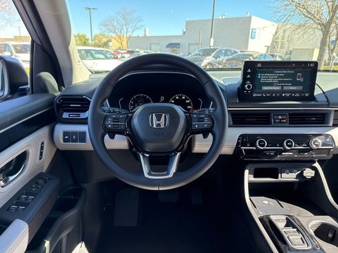 New 2025 Honda Pilot Touring image 2
