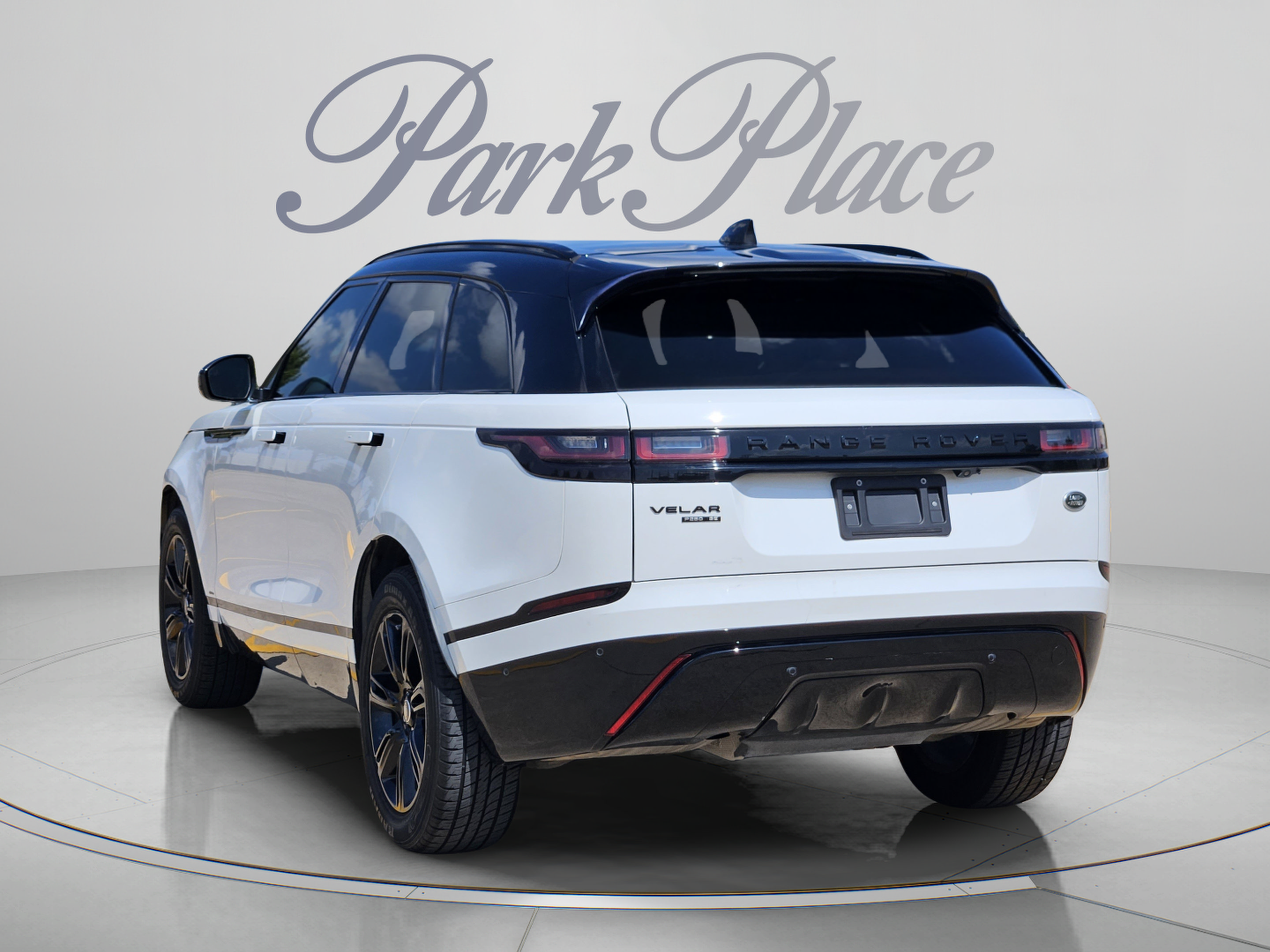 Used 2018 Land Rover Range Rover Velar R-Dynamic SE AWD/4WD image 3