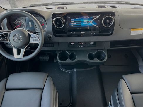Used 2024 Mercedes-Benz Sprinter 2500 image 12