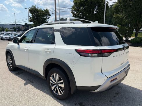 Used 2023 Nissan Pathfinder SL AWD/4WD image 2