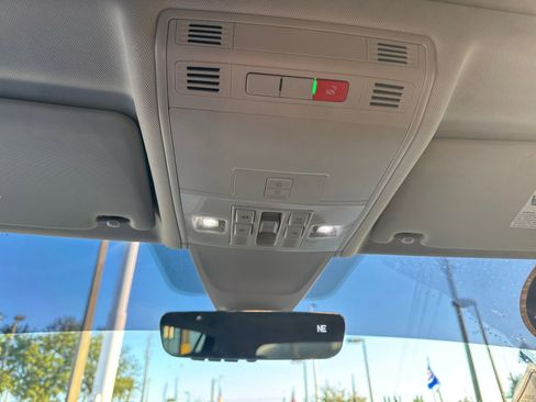 Used 2022 Volkswagen Tiguan SE image 24