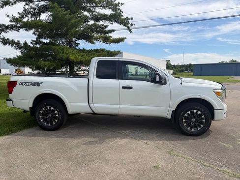 Used 2018 Nissan Titan PRO-4X AWD/4WD image 4