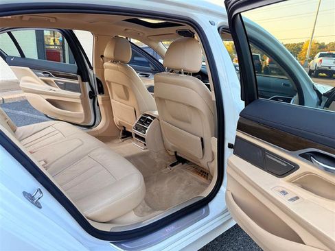 Used 2016 BMW 740i image 22