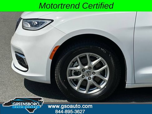 Used 2024 Chrysler Pacifica Touring-L FWD image 34