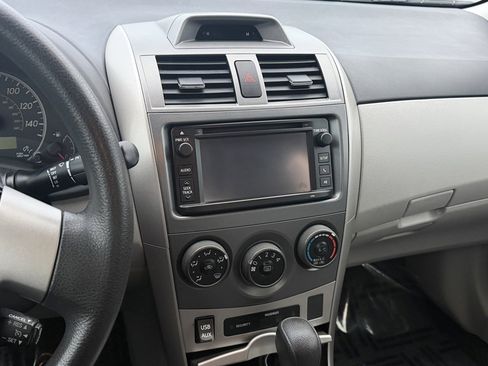 Used 2013 Toyota Corolla image 38