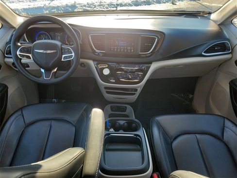 Used 2020 Chrysler Voyager Lxi image 11