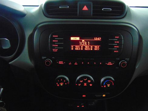 Used 2015 Kia Soul FWD image 12